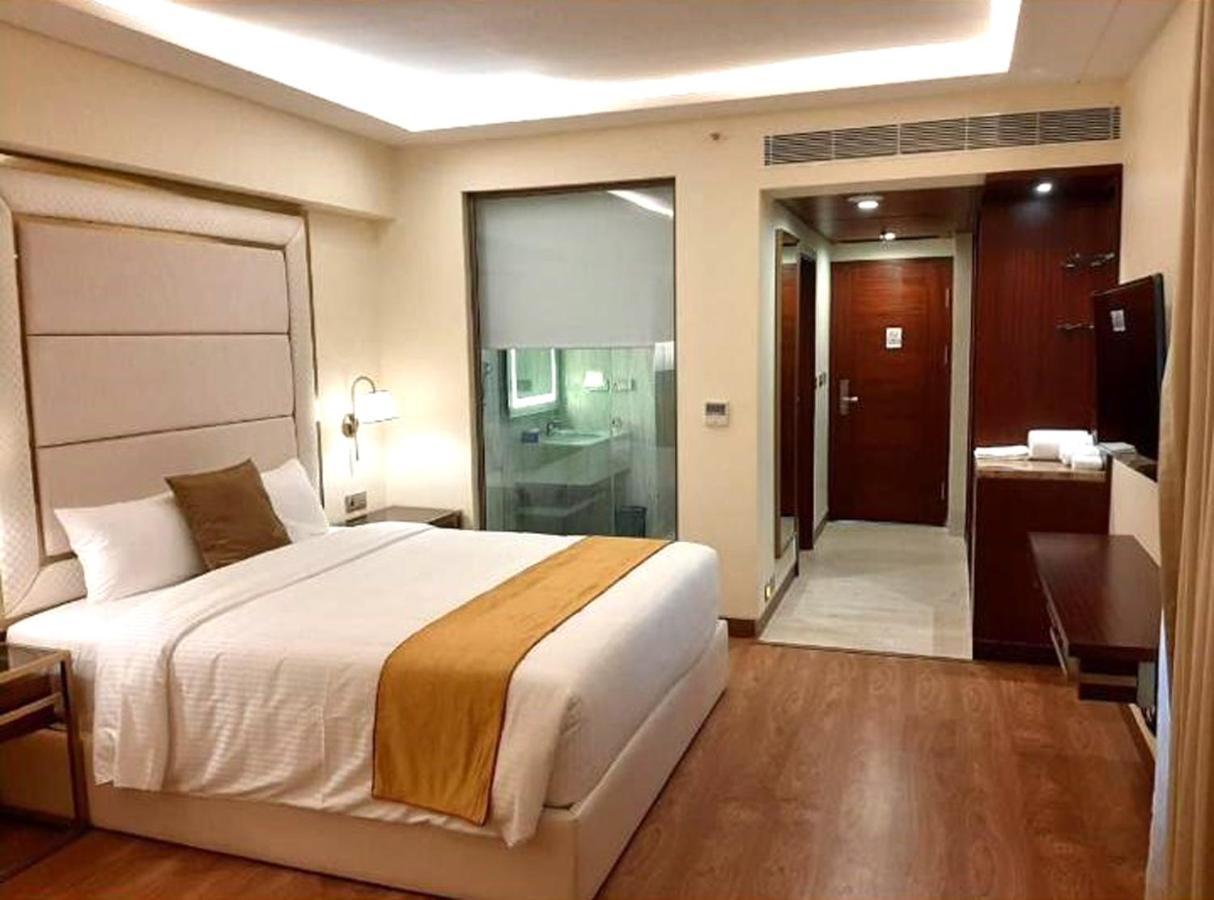 KAY-EM Spectra Hotel Chennai Esterno foto